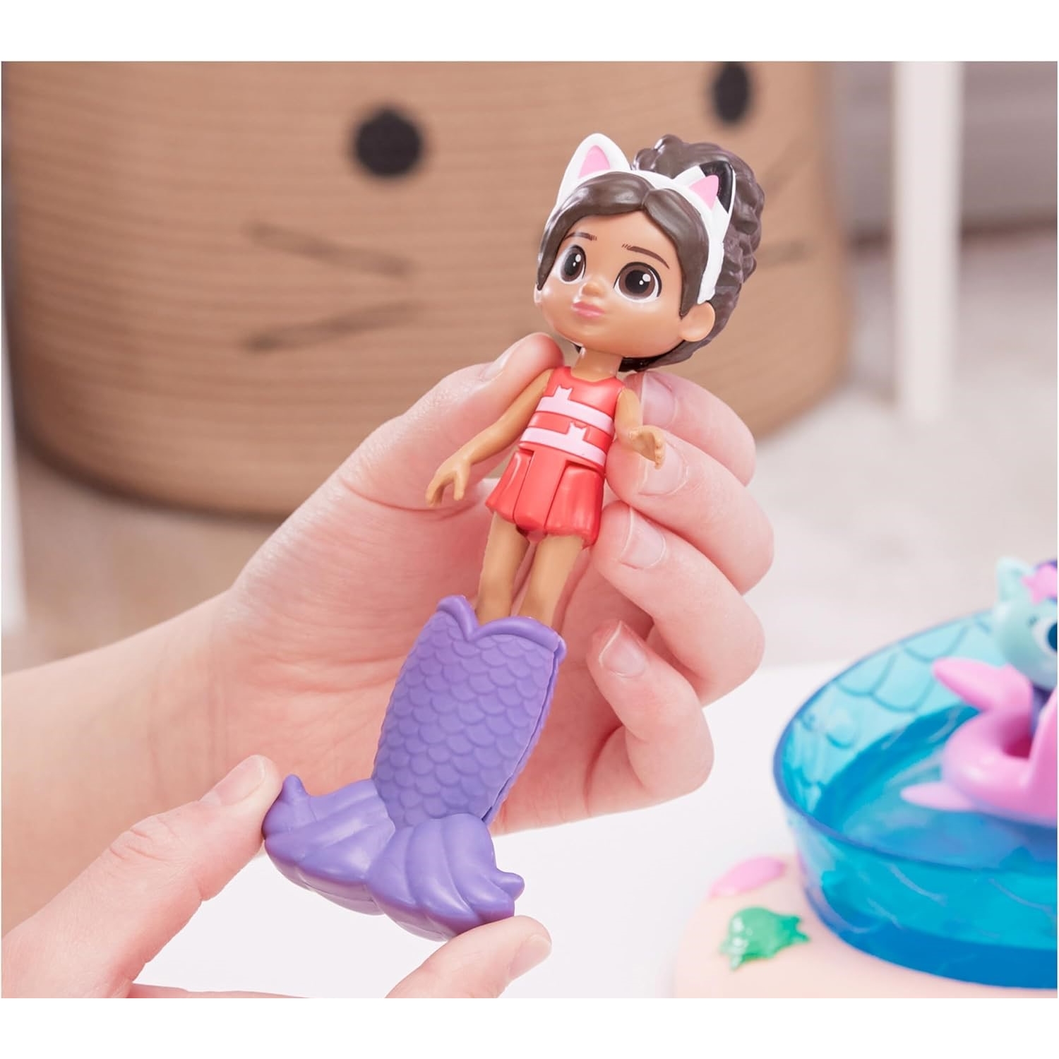 Spin Master 6067878 Gabby's Dollhouse – Pool Spielset (Cat Adventures)